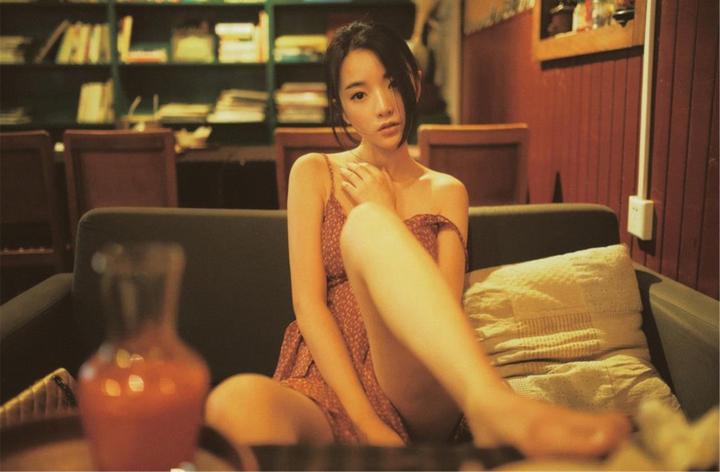 明星与博主的YSL水蜜桃色妆容